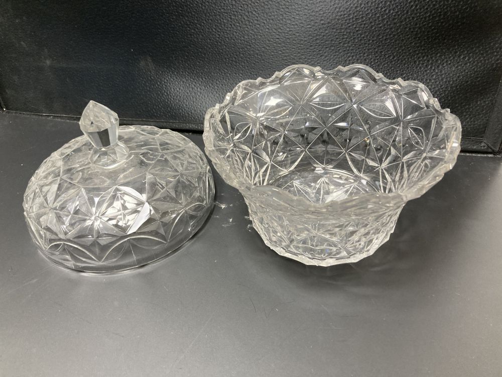 A Bohemian glass tureen and cover, early 20th century, 23cm high